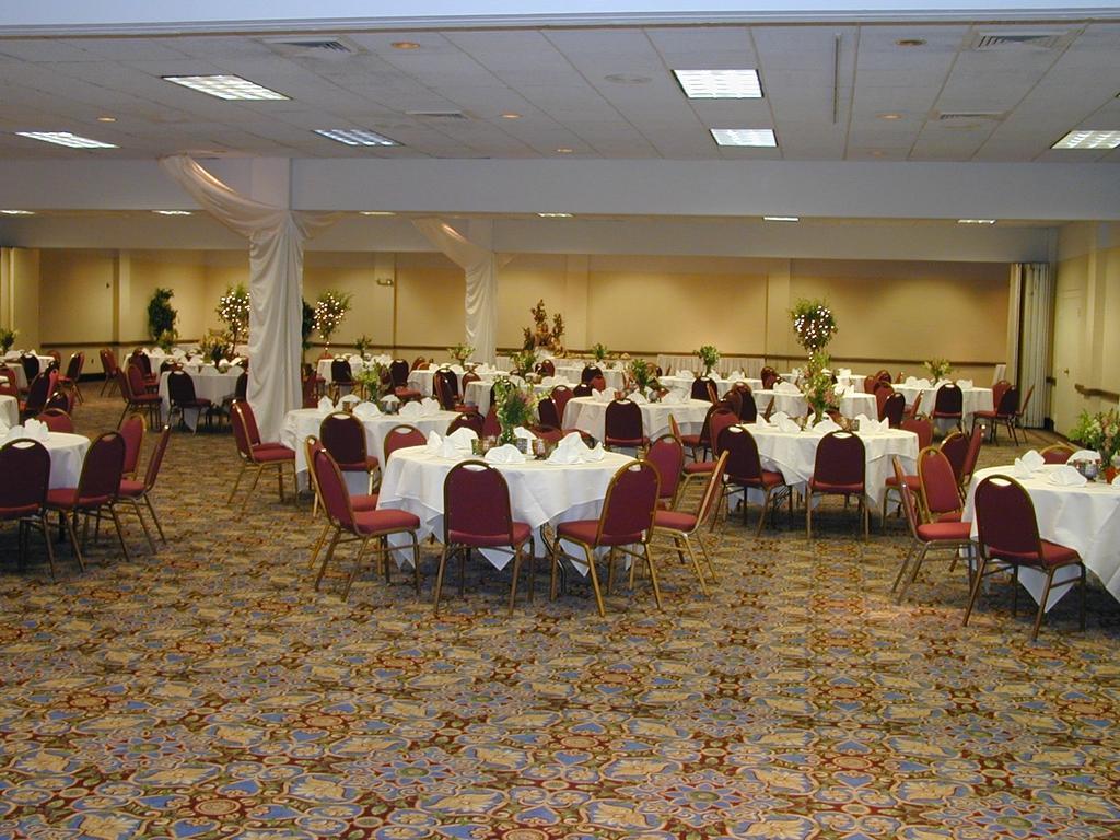 Ramada Plaza Hotel Columbus Bagian luar foto